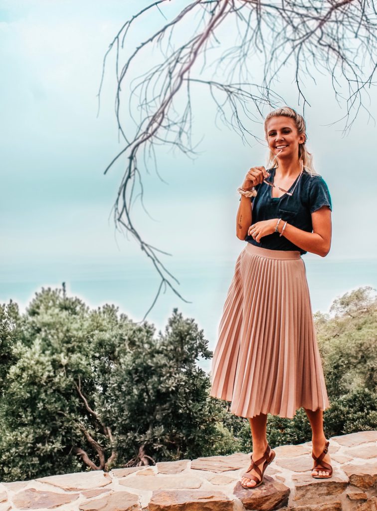 What to Wear in Morocco as a Woman- Morocco is a country everyone should visit at least once. From the beautiful sahara desert to the perfect blue city chefchouen. But what to wear in morocco? Here is a guide on how to dress for morocco and what to pack for morocco as a solo woman traveling #morocco #moroccotravel #packingtips #beautifulplaces what to wear in morocco | morocco packing guide |morocco fashion |morocco travel tips | morocco travel advice | morocco travel guide